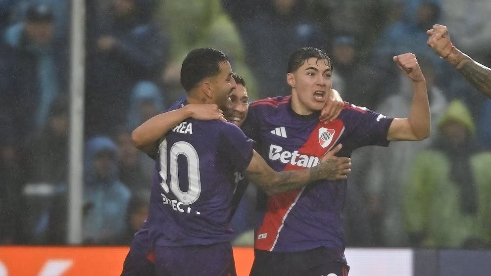 Atlético Tucumán resistió con 10 jugadores, empató el partido, pero a los 91′ con un gol de Almada el triunfo fue para River Plate