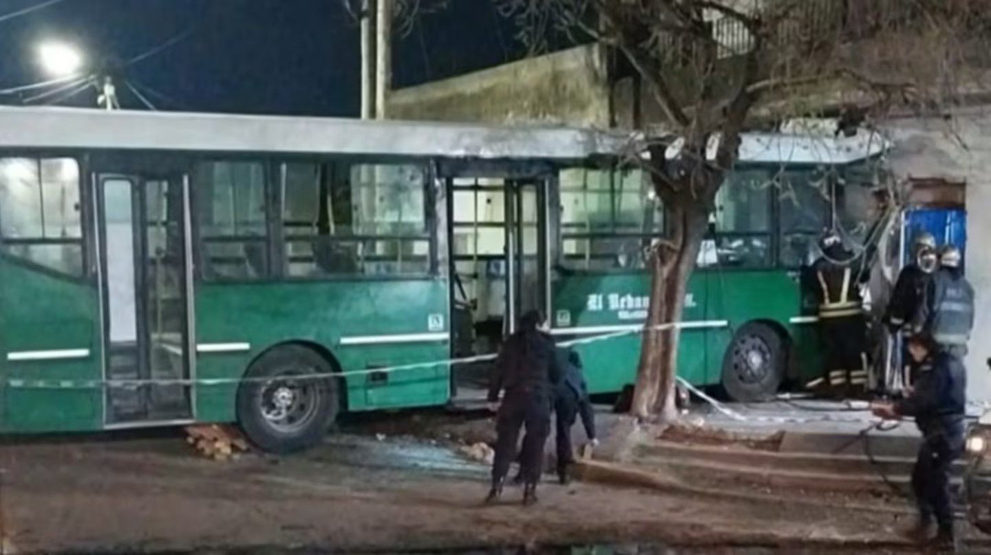 Un colectivero que viajaba sin pasajeros chocó contra una casa y murió