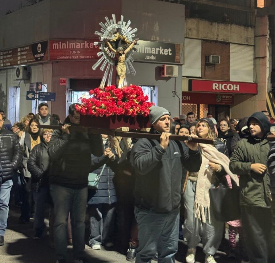 La Fe volvió a las calles de Tucumán: multitudinaria procesión en honor al Señor del Milagro. Video