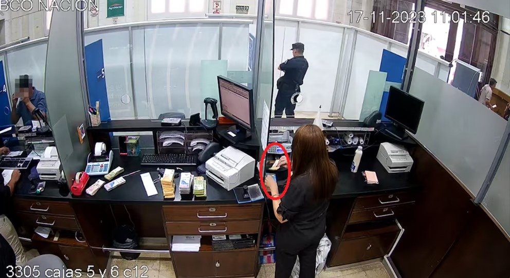 Condenaron a dos cajeros del Banco Nación por robar dinero mientras los clientes realizaban depósitos. Mirá