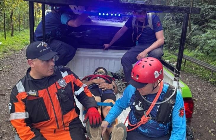 Rescataron a un hombre que sufrió una caída en la zona de la Cascada de Aguas Chiquitas, en Tucumán