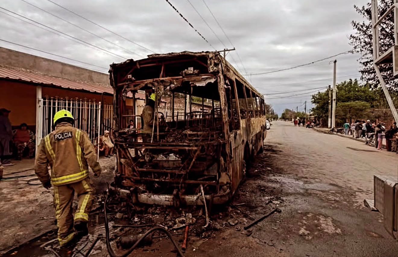 Tucumán: un ómnibus se incendió por completo en Los Ralos y una persona sufrió quemaduras