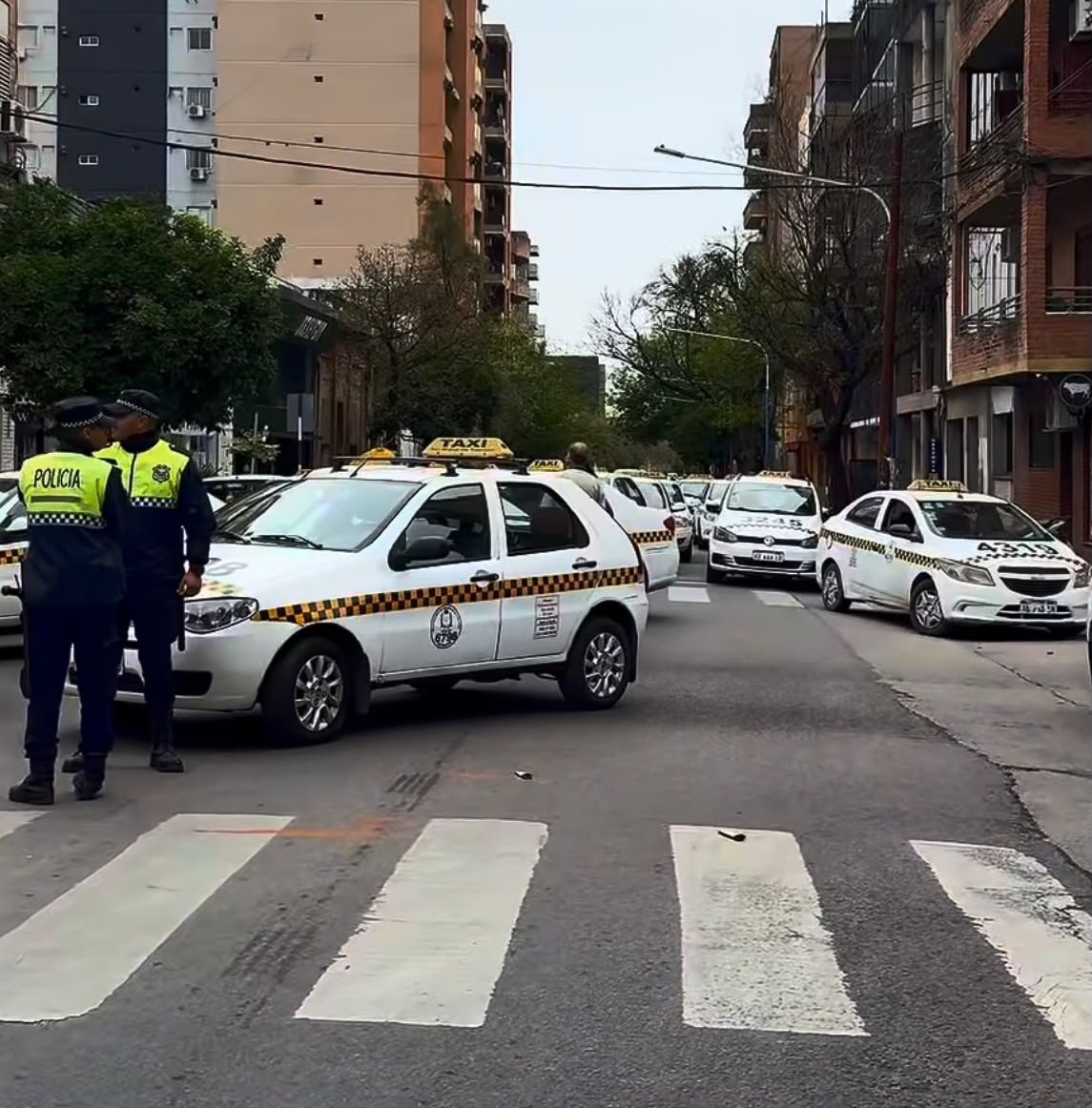 Taxistas contra las apps: protesta, calles cortadas y fuerte cruce con el Municipio de SM de Tucumán