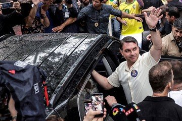 La fuga de Flávio Bolsonaro: un avión privado, su paso por Argentina y una creciente tensión con Brasil