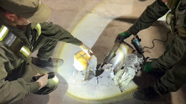 Hallaron más de siete kilos de pasta base de cocaína ocultos en el filtro de aire de un camión