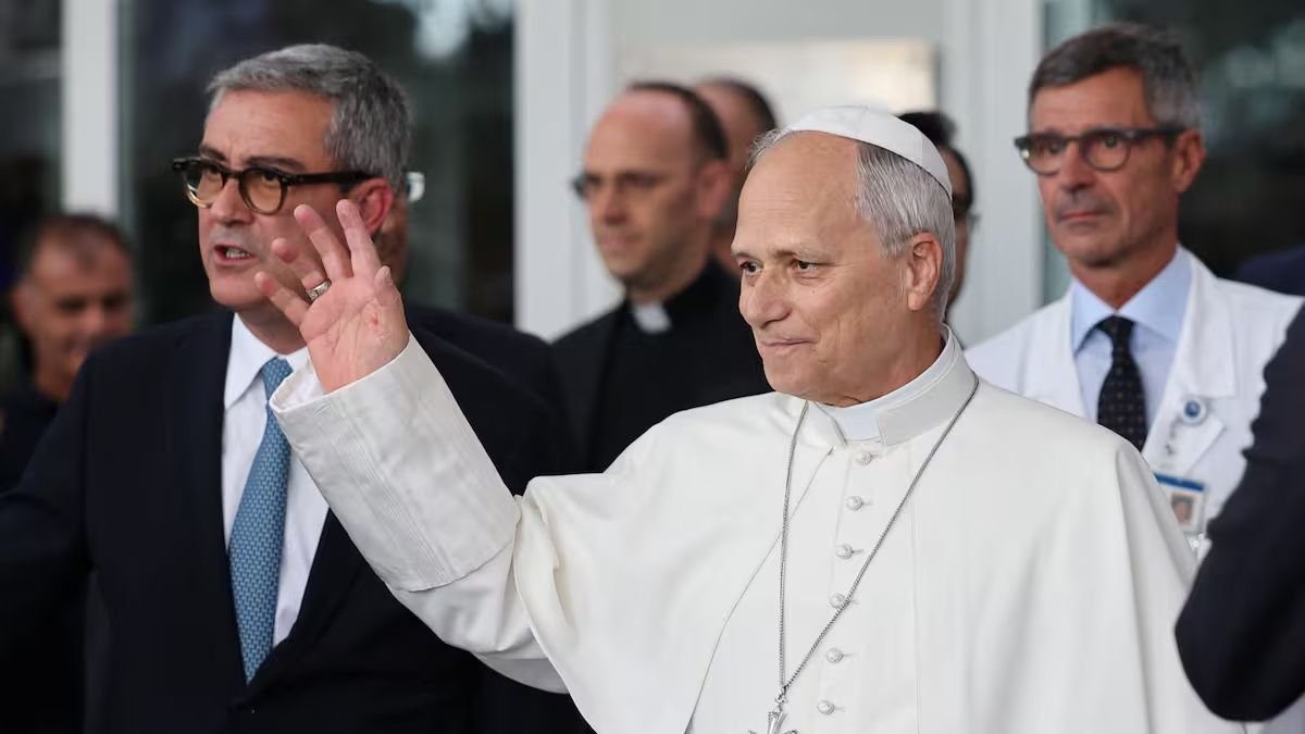 León XIV ya está en el Vaticano: luego del alta hospitalaria, este domingo rezará el Ángelus desde la ventana de su estudio